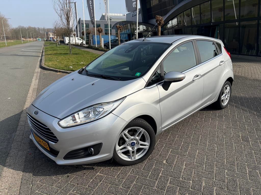 Ford Fiësta 1.0 74KW/100PK 5D 2014 Grijs, Voorwielaandrijving, Euro 5, Stof, 40 €/maand