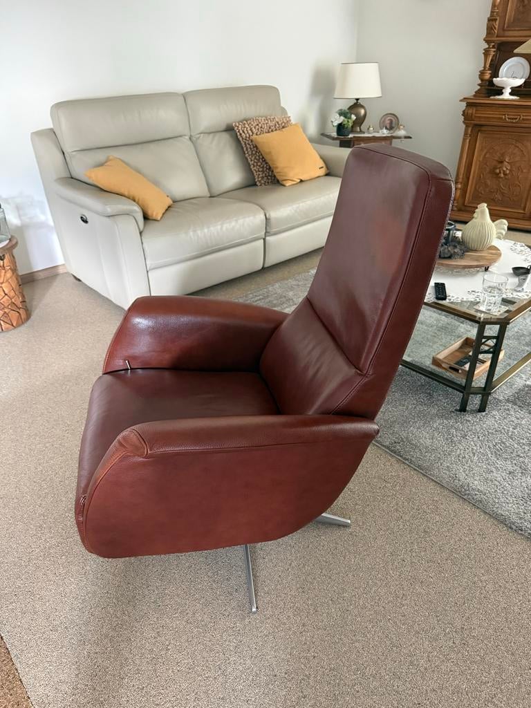 Comfortabele bruine leren relaxfauteuil, Ophalen, 100 tot 125 cm, Leer, Zo goed als nieuw