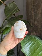 Witte pluim agaat sculptuur met Druzy 245 gram, Ophalen of Verzenden, Mineraal