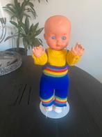 Vintage Furga pop - Jaren '70 baby pop met regenboog outfit, Ophalen of Verzenden, Gebruikt, Babypop