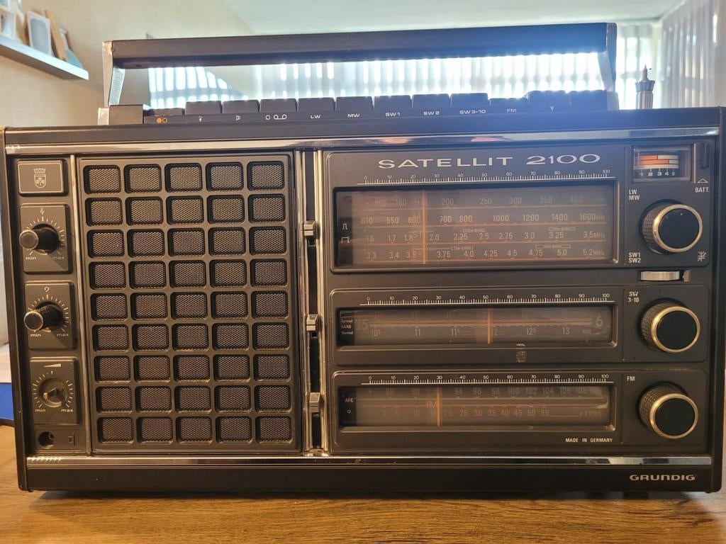 Grundig Satellit  2100  Wereldontvanger -  Defect, Audio, Tv en Foto, Ophalen of Verzenden, Wereldontvanger