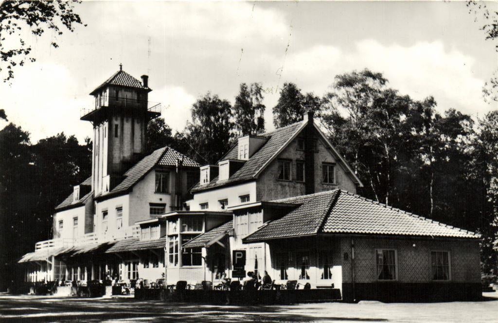 Hotel-Restaurant De Vrijenberg, Loenen - volk terras - 1969, Ophalen of Verzenden, Voor 1920, Gelopen, Gelderland