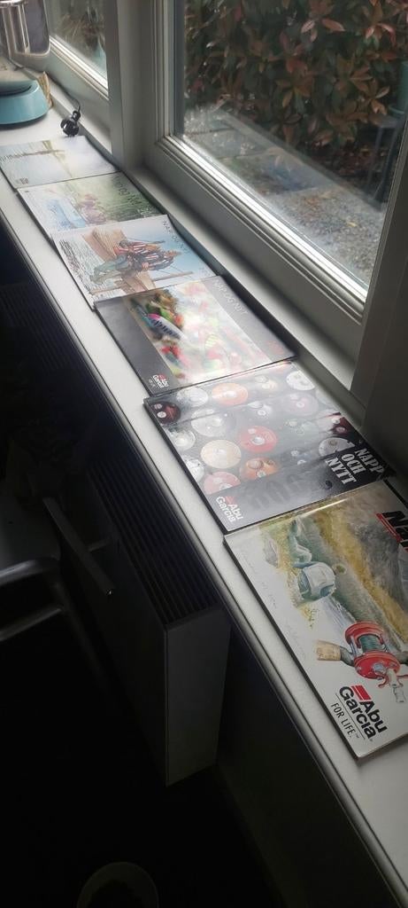 Heel veel Abu catalogussen, vanaf 1990, lees!, Watersport en Boten, Hengelsport | Algemeen, Ophalen of Verzenden