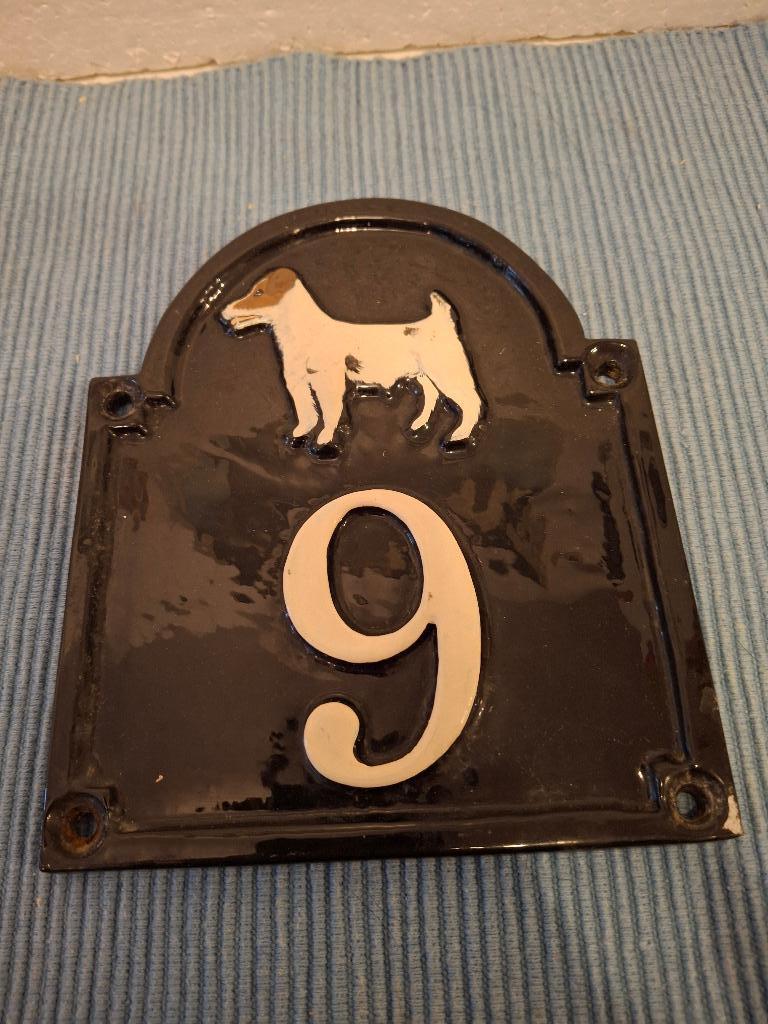 Huisnummer 9 - aardewerk huisnummer met hondje, --, Ophalen of Verzenden, Zo goed als nieuw, --