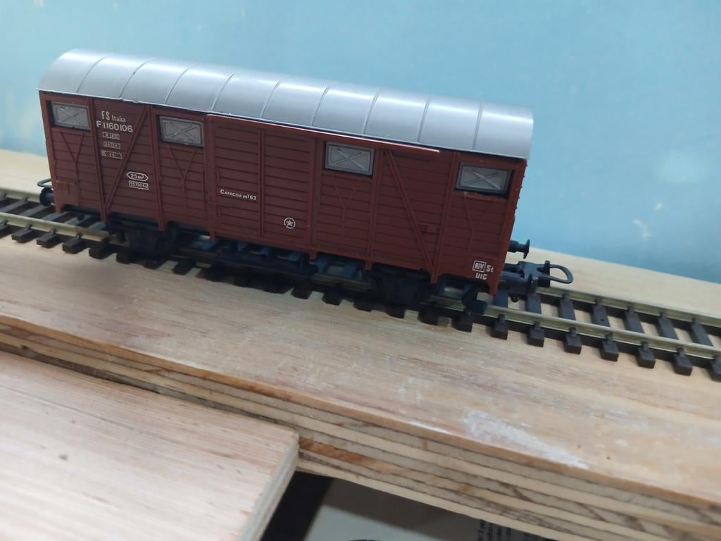 Lima Ho Wagon - Bruine Gesloten Goederenwagon, Hobby en Vrije tijd, Modeltreinen | H0, Ophalen of Verzenden