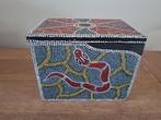 Aboriginal art doosje kistje met slang rood blauw paars, Minder dan 50 cm, Minder dan 50 cm, Ophalen of Verzenden, Zo goed als nieuw