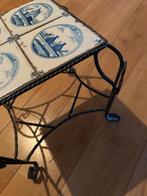 Oud bijzettafeltje met tegeltjes en gietijzer, Ophalen, Minder dan 55 cm, Gebruikt, Vierkant