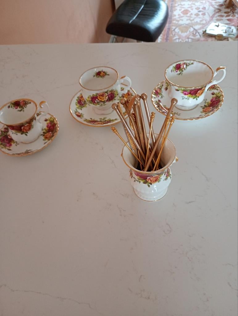 Royal Albert Old Country Roses kop en schotel met houder, Ophalen