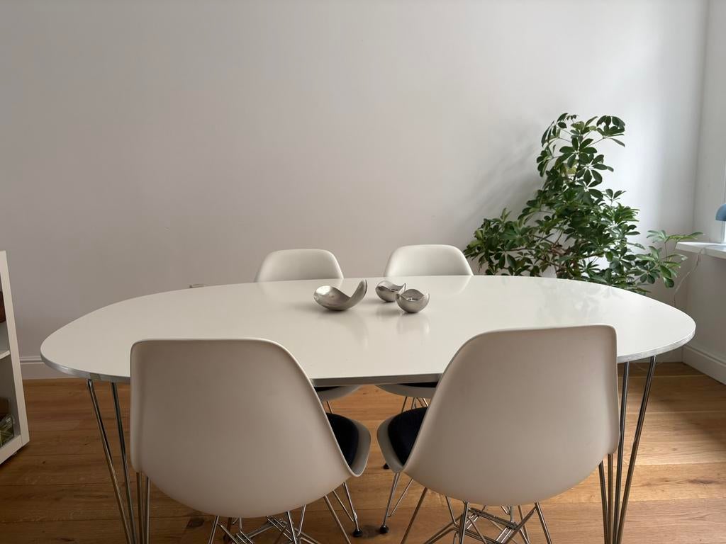 Zes Vitra Eames DSR stoelen in het wit, Huis en Inrichting, Stoelen, Ophalen, Kunststof, Gebruikt, Wit