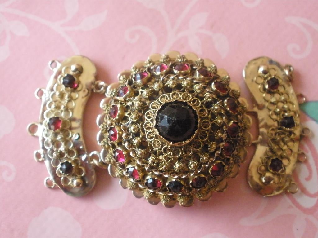 Groot Zeeuwse Gouden slot Mt granaten Klederdracht 1853-1905, Ophalen of Verzenden, Goud, Ketting, Met edelsteen