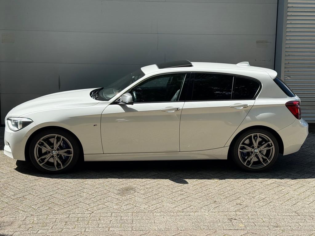 BMW 1-serie M135i xDrive High Executive l Schuifdak l Volled, Auto's, Lichtsensor, Gebruikt, 320 pk, Wit