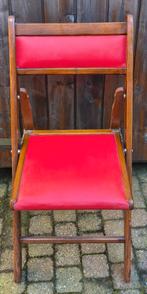 Vintage 4 houten kerkstoeltjes met rood kunstleer, Antiek en Kunst, Antiek | Meubels | Stoelen en Banken, Ophalen of Verzenden