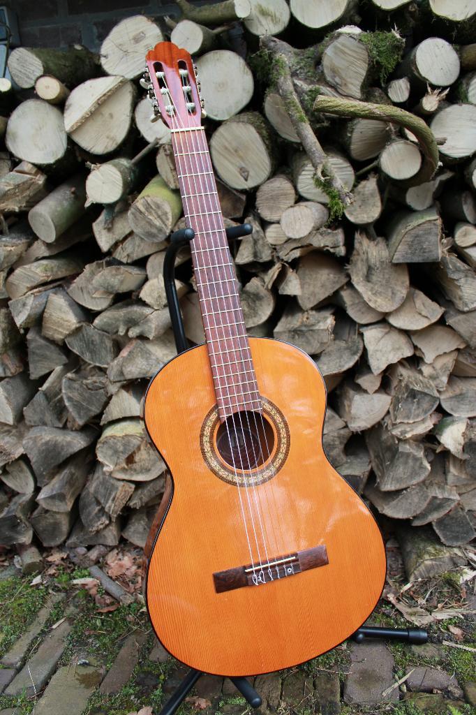 Klassieke gitaar Melody M420 (gebouwd in Italië, jaren 80), Muziek en Instrumenten, Snaarinstrumenten | Gitaren | Akoestisch, Gebruikt