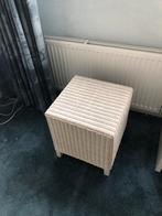 2 hockers, wit riet, met grijze kussens., Ophalen, Zo goed als nieuw, Hout