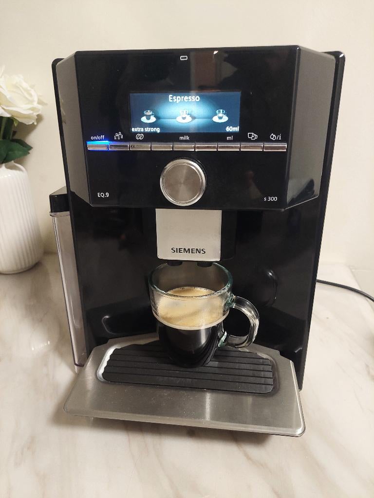 Te koop siemens eq9 koffiemachine, Gebruikt, Koffiemachine, Ophalen of Verzenden, Afneembaar waterreservoir