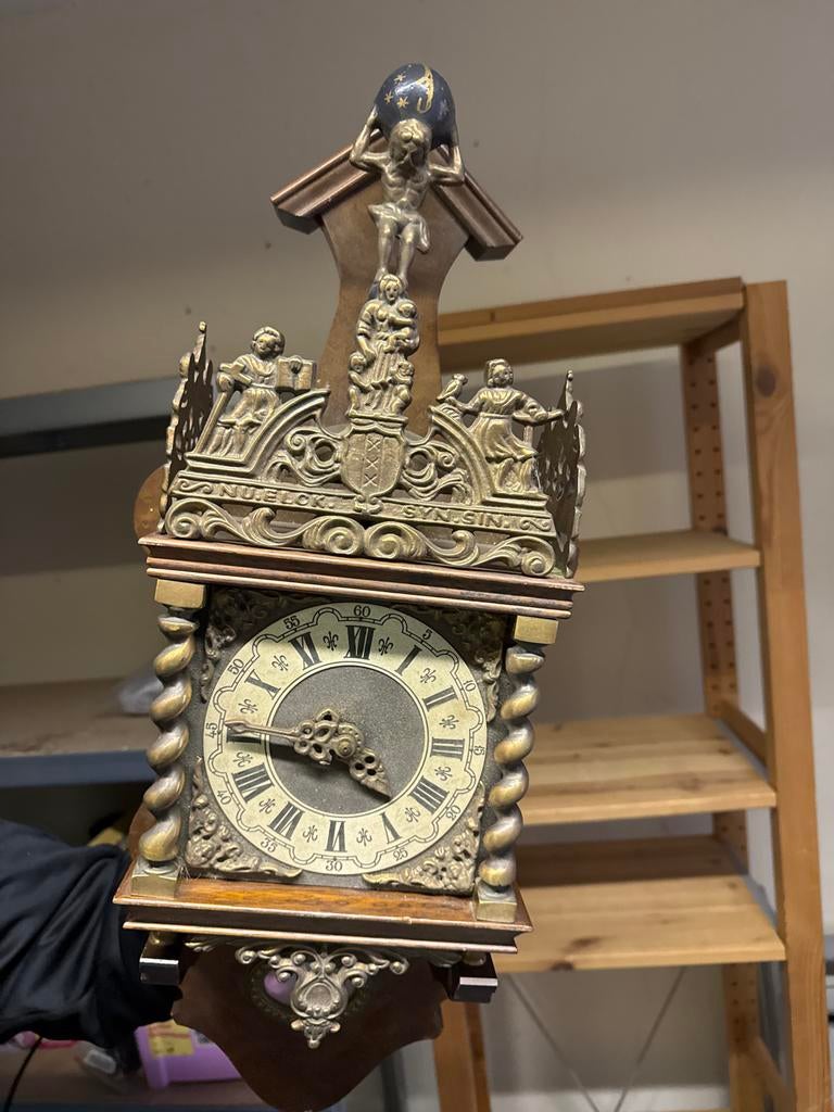 Antieke Friese Stoelklok met Atlas, Antiek en Kunst, Ophalen of Verzenden