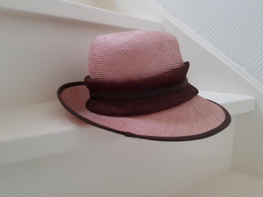 Roze hoed met bruine band, Ophalen of Verzenden