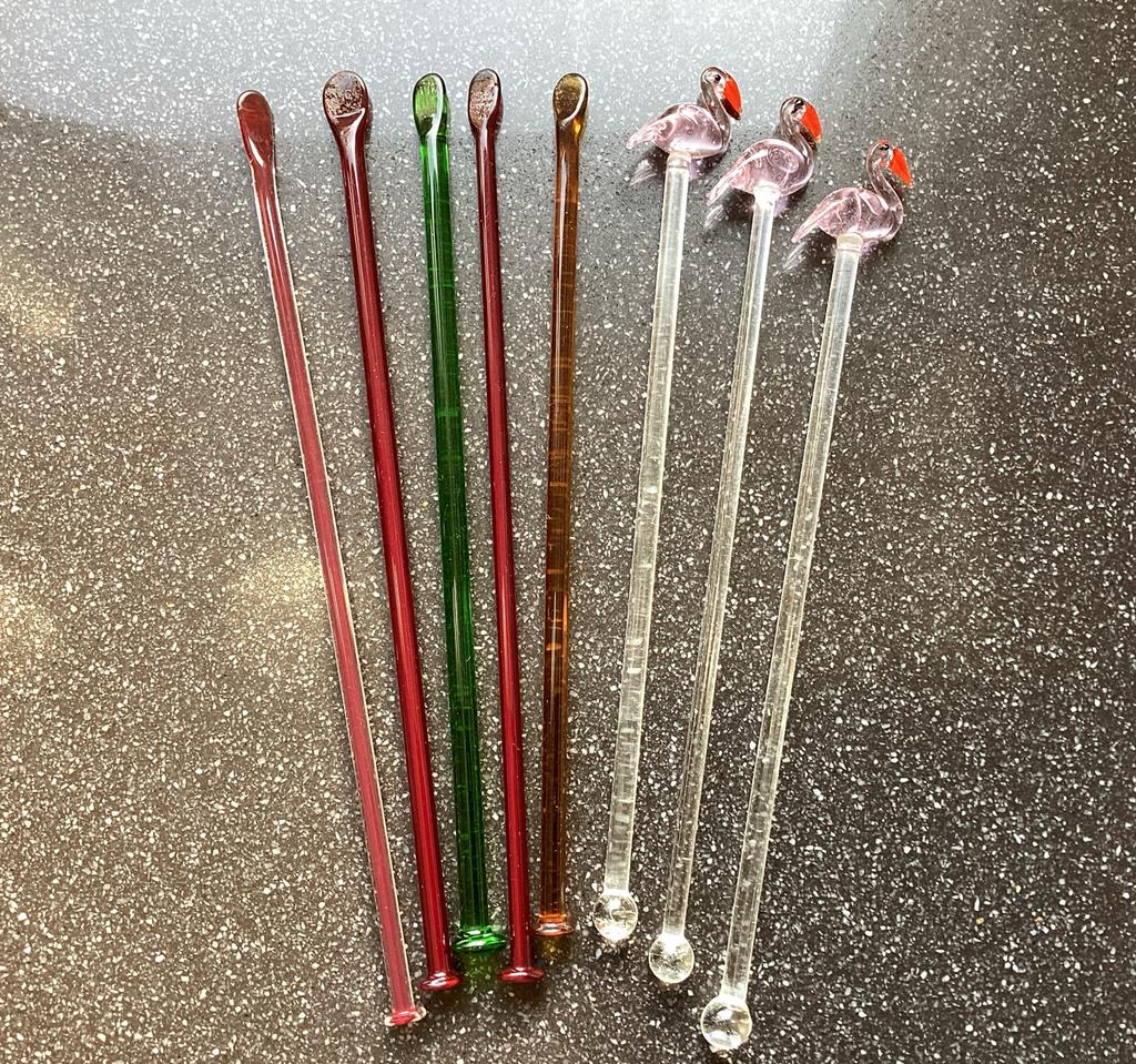 8 Glazen roerstaafjes ~ 5 gekleurde en 3 met flamingo’s, Ophalen of Verzenden, Zo goed als nieuw