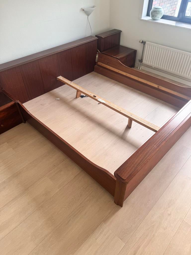 Antiek houten tweepersoonsbed met nachtkastjes (restauratie), Ophalen, Gebruikt, Bruin, Tweepersoons