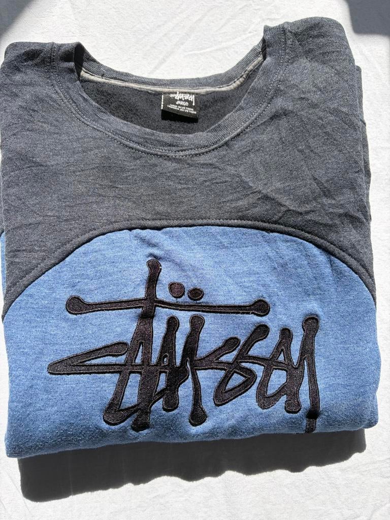 Stüssy trui grijs/blauw colorblock met groot logo, Kleding | Heren, Truien en Vesten, Verzenden, Zo goed als nieuw, Maat 52/54 (L)