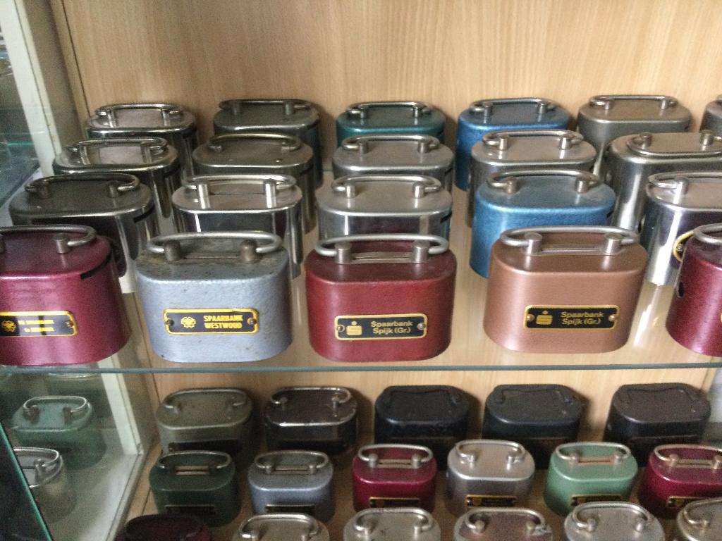 GEZOCHT: Verzameling metalen spaarpotten van banken, Verzamelen, Spaarpotten, Ophalen, Gebruikt, Metaal of Blik, Overige thema's