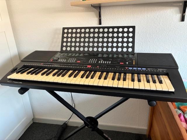 keyboard Yamaha psr500, Muziek en Instrumenten, Keyboards, Gebruikt, 61 toetsen, Yamaha, Aanslaggevoelig, Met standaard, Ophalen