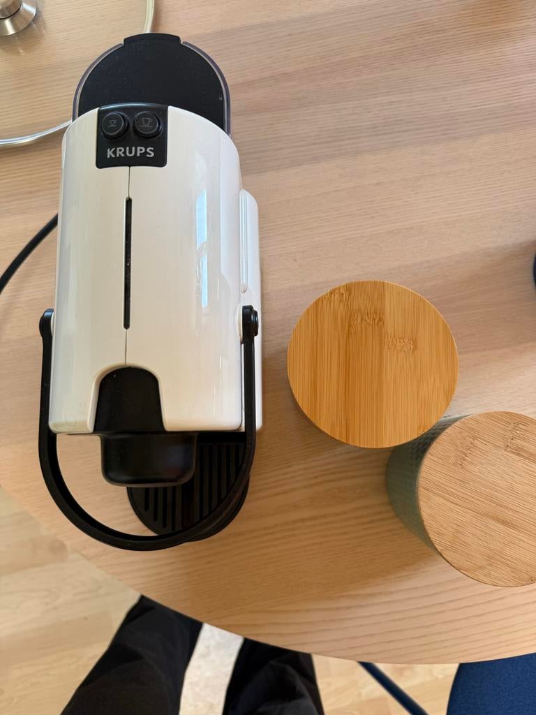 KRUPS Nespresso apparaat met gratis cups en potjes, Ophalen of Verzenden, Zo goed als nieuw, Espresso apparaat, Koffiepads en cups