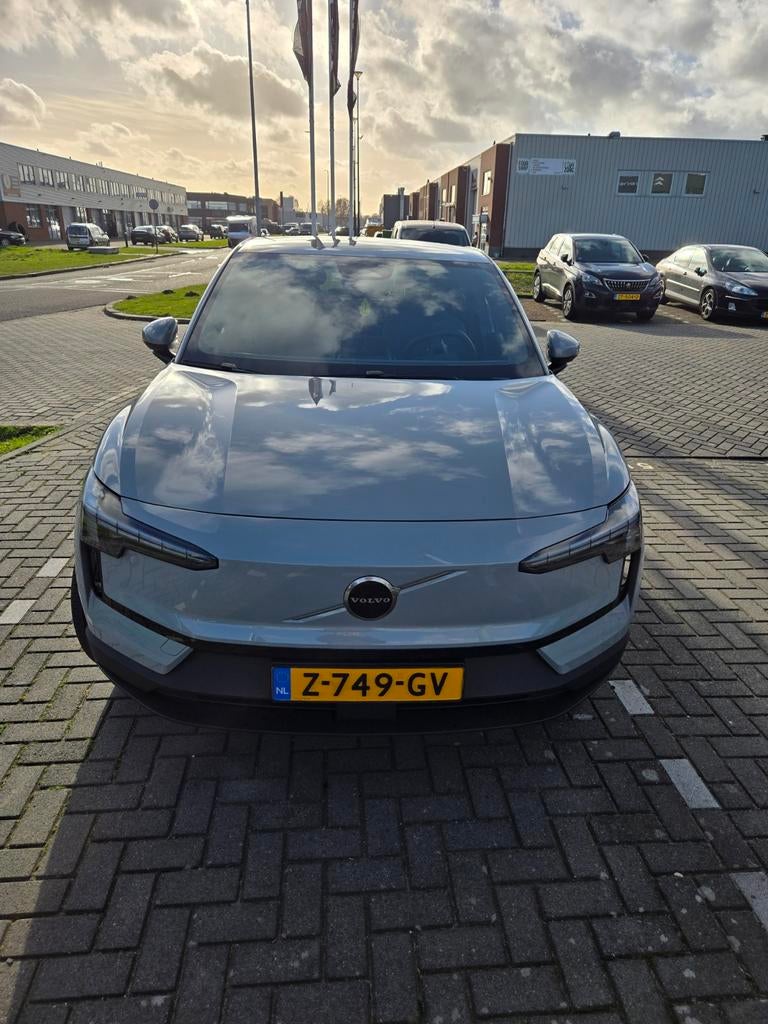Volvo EX30 Single Motor 272pk 2024 Grijs 51kwh climate pack, Auto's, Automaat, Achterwielaandrijving, EX30, Elektrisch