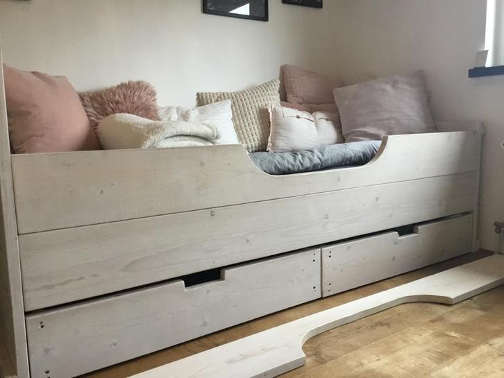 Eenpersoonsbed van steigerhout met opberglades 90/200 cm, Huis en Inrichting, Slaapkamer | Bedden, Zo goed als nieuw, Eenpersoons