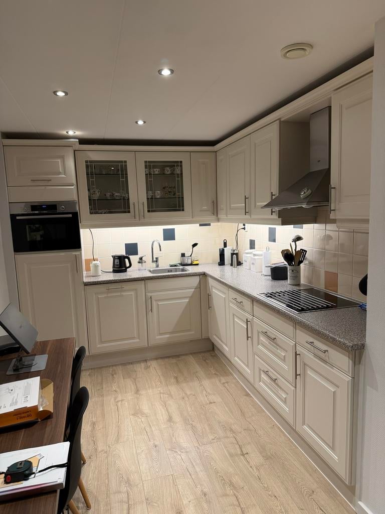 Complete hoekkeuken met moderne apparatuur, Ophalen, Gebruikt, Hoekkeuken, Kunststof