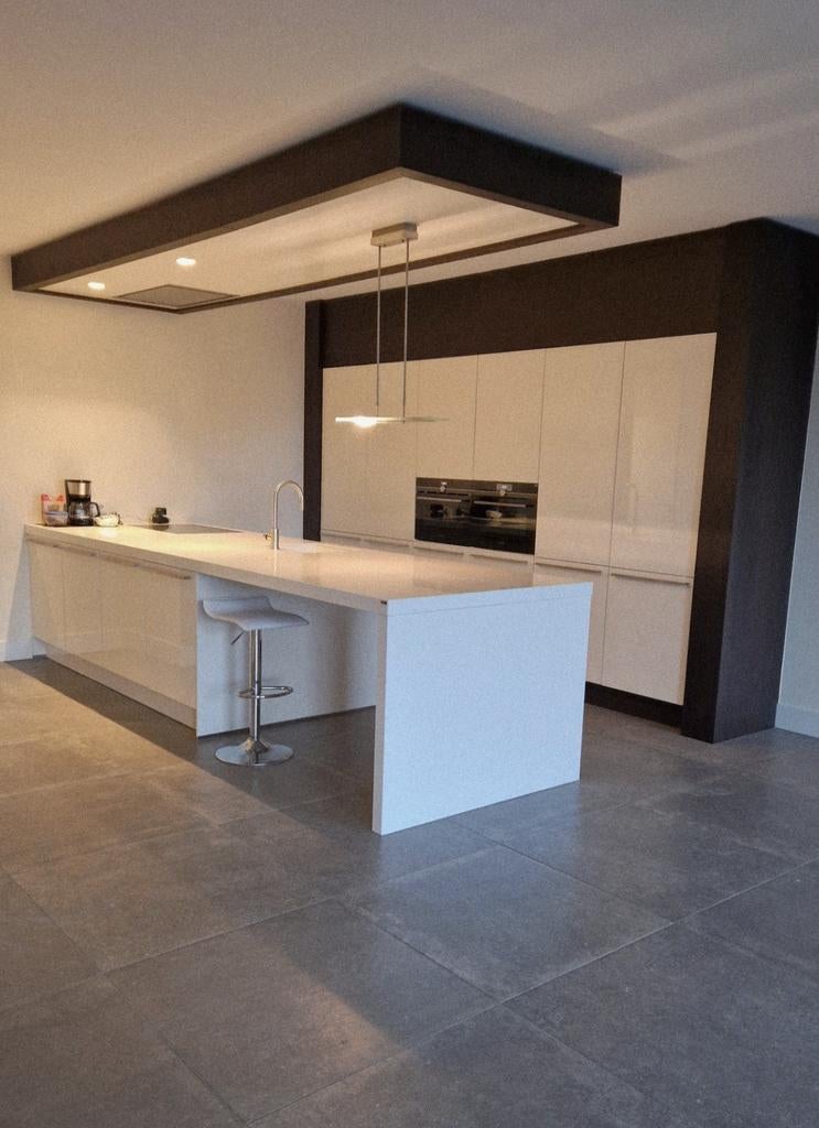 Keuken 5 jaar oud met siemens apparatuur, Huis en Inrichting, Keuken | Complete keukens, Ophalen, Wit, Graniet of Steen, Hoekkeuken