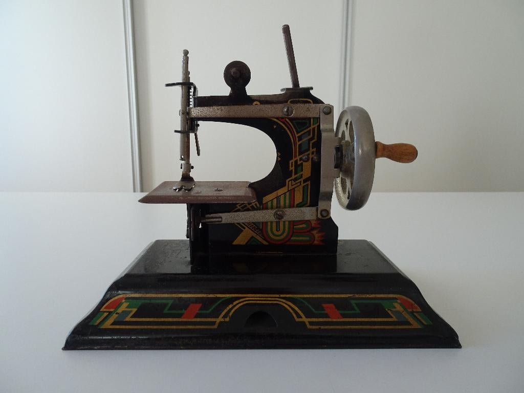 Antieke Casige blik ijzeren kinder naaimachine speelgoed, Ophalen of Verzenden