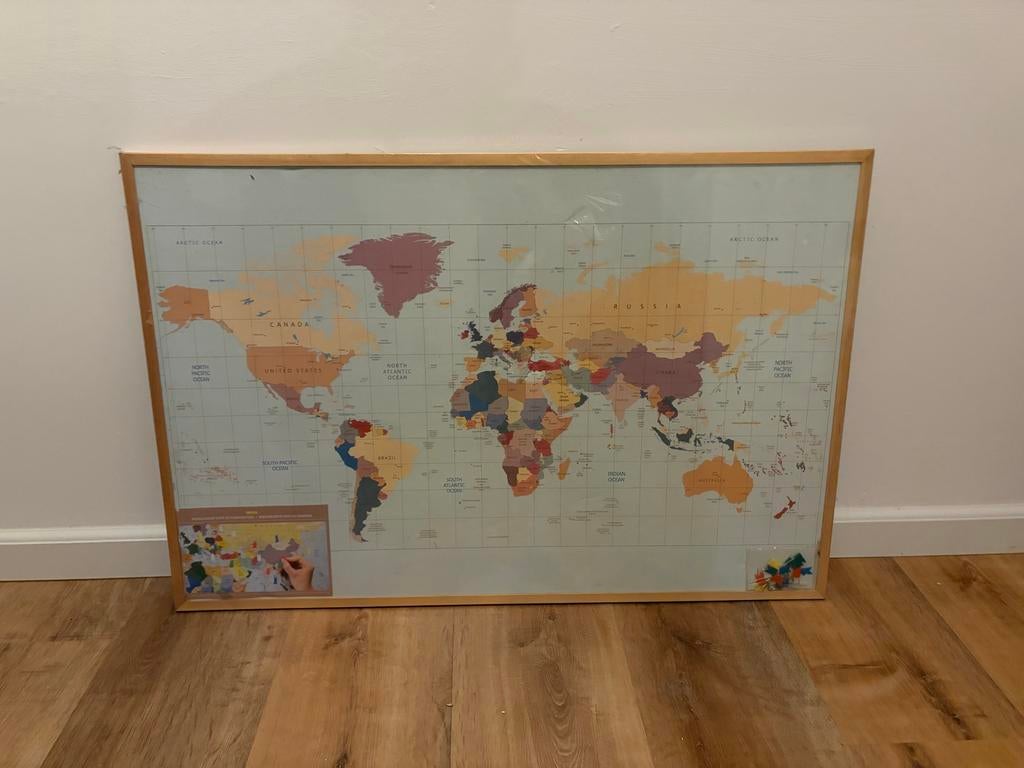 Wereldkaart met 20 vlaggetjes 90x60 nieuw, Ophalen, Zo goed als nieuw, 2000 tot heden, Landkaart
