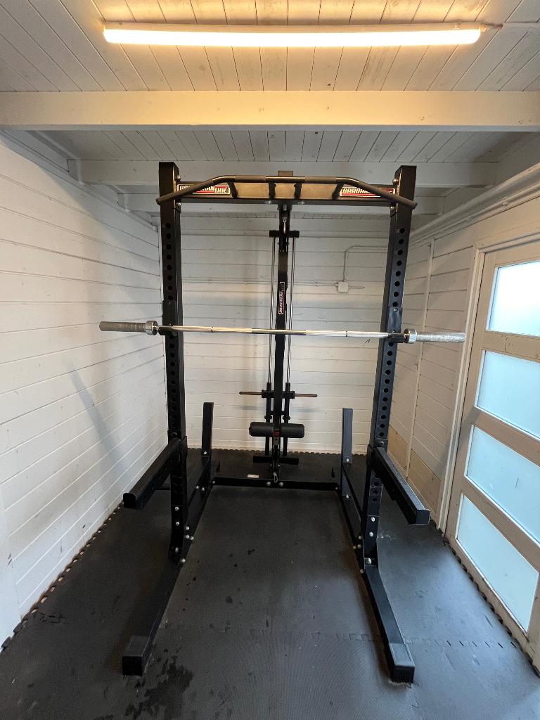 Barbarian half rack + lat pulley, Sport en Fitness, Ophalen, Benen, Gebruikt, Krachtstation