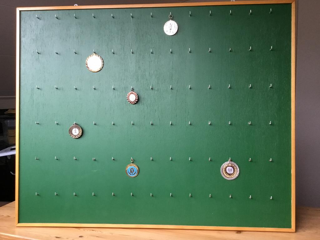2 Medaille - borden, Ophalen, Zo goed als nieuw, Magneetbord