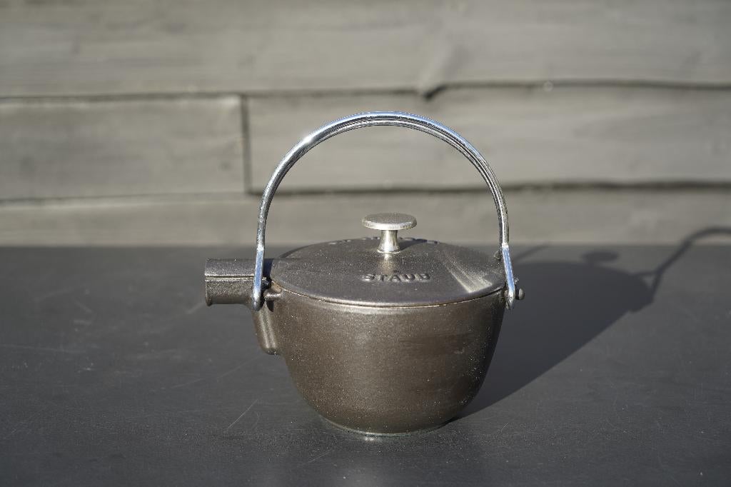 Gietijzeren Staub theepot, Huis en Inrichting, Gebruikt, Ophalen of Verzenden, Zwart, Metaal