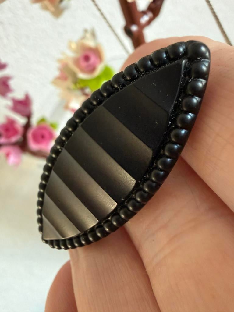 R271/Antieke Gitten zwarte ( rouw) Broche, Verzenden, Overige materialen, Broche