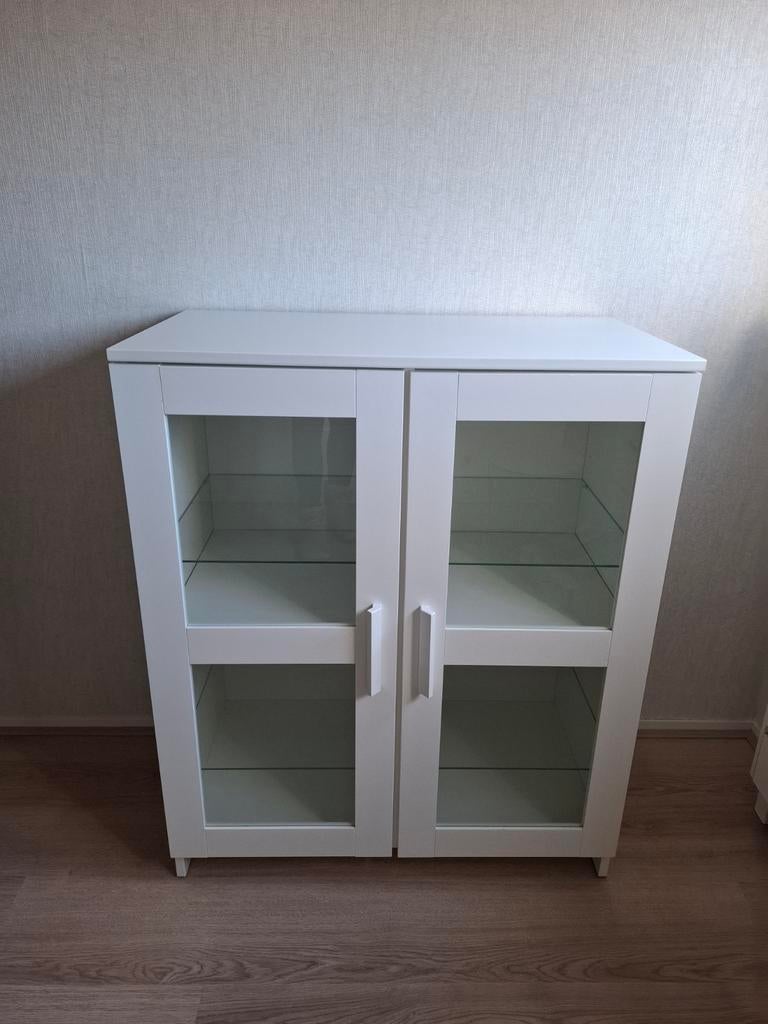 Brimnes kastje met 2 deuren glas/ wit, Huis en Inrichting, Kasten | Vitrinekasten, Ophalen, 50 tot 100 cm, Minder dan 100 cm, 25 tot 50 cm