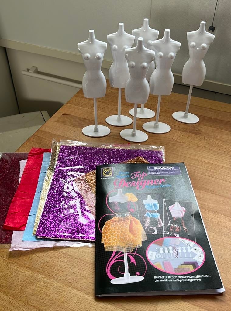 Torso barby patronen en stofjes designer, Kinderen en Baby's, Speelgoed | Poppen, Ophalen of Verzenden, Zo goed als nieuw, Barbie