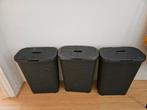 Drie donkergrijze wasmanden met deksel, Ophalen