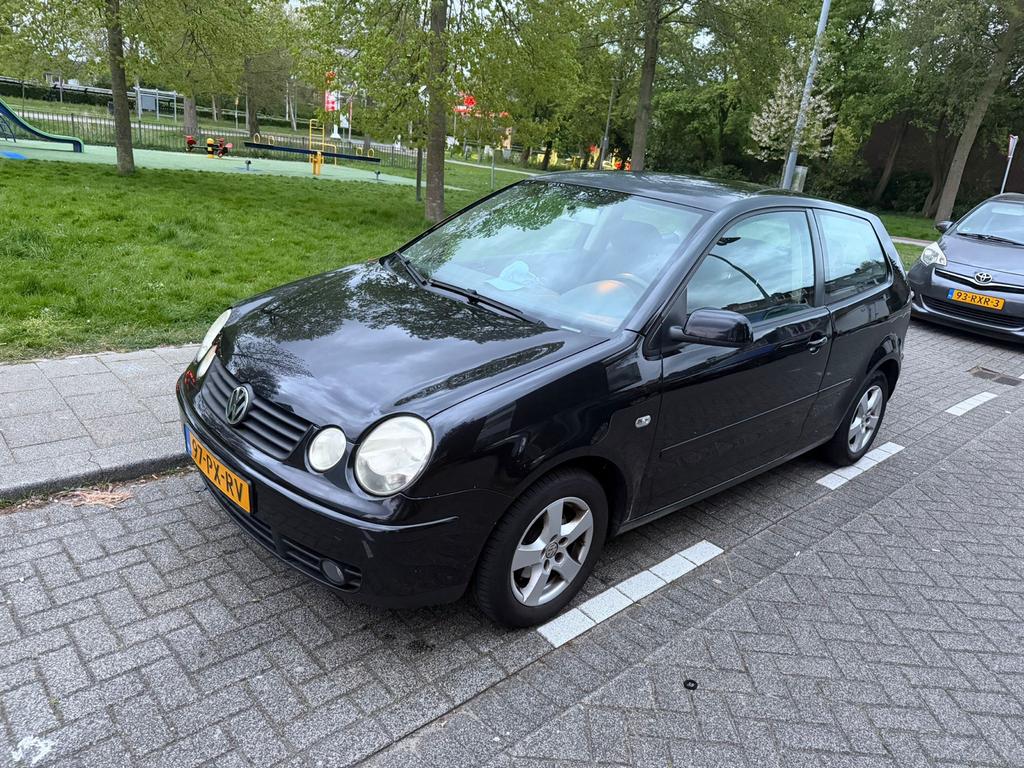 Volkswagen Polo 1.4 55KW 2005 Zwart, Auto's, Voorwielaandrijving, 4 cilinders, Zwart, Origineel Nederlands