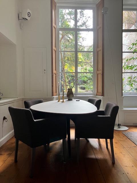 Mooie tijdloze eetkamer stoelen (6-4-2 stuks), Huis en Inrichting, Stoelen, Gebruikt, Vijf, Zes of meer stoelen, Hout, Stof, Bruin