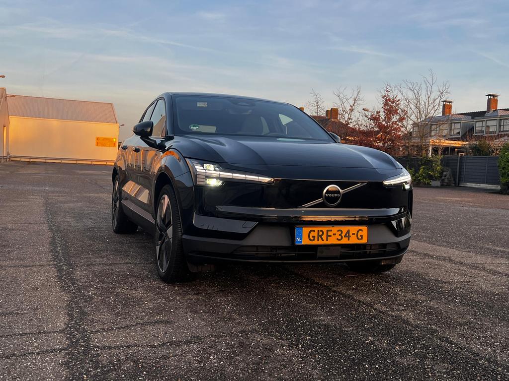 Volvo EX30 Plus Single Motor Extended Range 69kwh 2024 zwart, Auto's, Volvo, Automaat, Achterwielaandrijving, EX30, Zwart