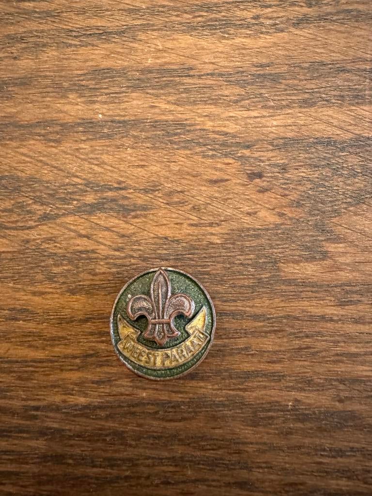 Scouting knoop  met lelie en 'Weest Paraat', Verzamelen, Scouting, Gebruikt, Embleem, Speld of Insigne, Ophalen of Verzenden