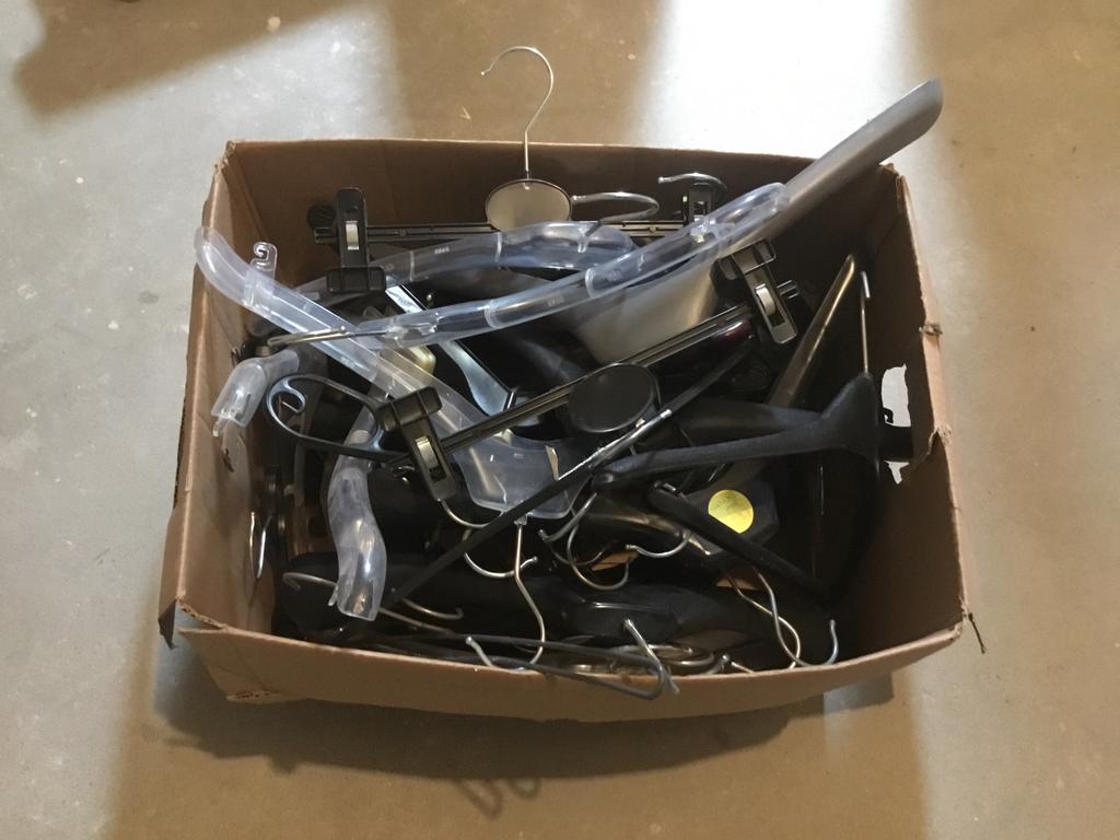 Diverse kleerhangers, ook voor broeken - Grote partij, Kleding | Dames, Kledinghangers, Ophalen, Gebruikt, Kunststof, Volwassenen