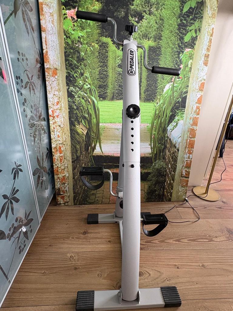 Fietsen vanaf een stoel, Ophalen, Zo goed als nieuw, Benen