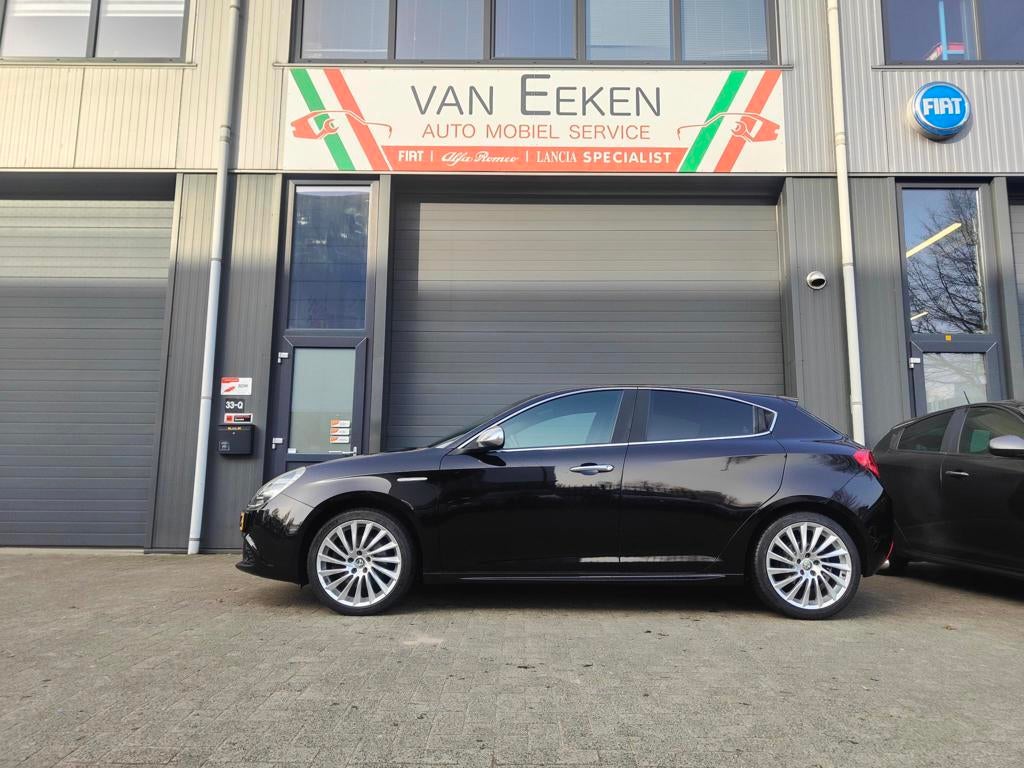 Alfa Romeo Giulietta 1.4 Turbo 170 PK Distinctive Sport Clim, Voorwielaandrijving, Euro 5, Gebruikt, Zwart