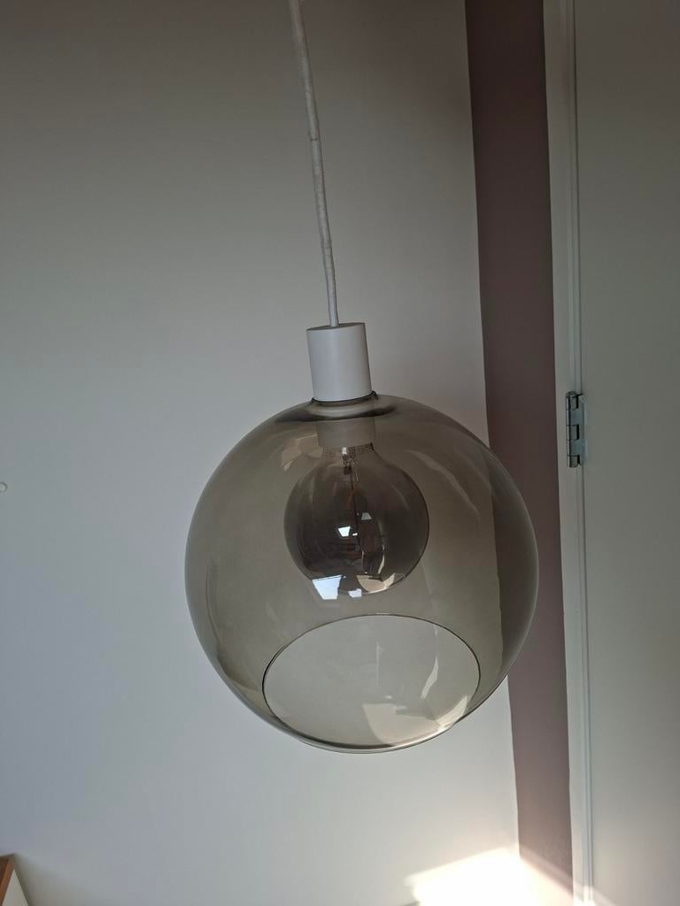 Moderne hanglamp met rookglas bol, Huis en Inrichting, Lampen | Hanglampen, Zo goed als nieuw, Minder dan 50 cm, Glas, Metaal