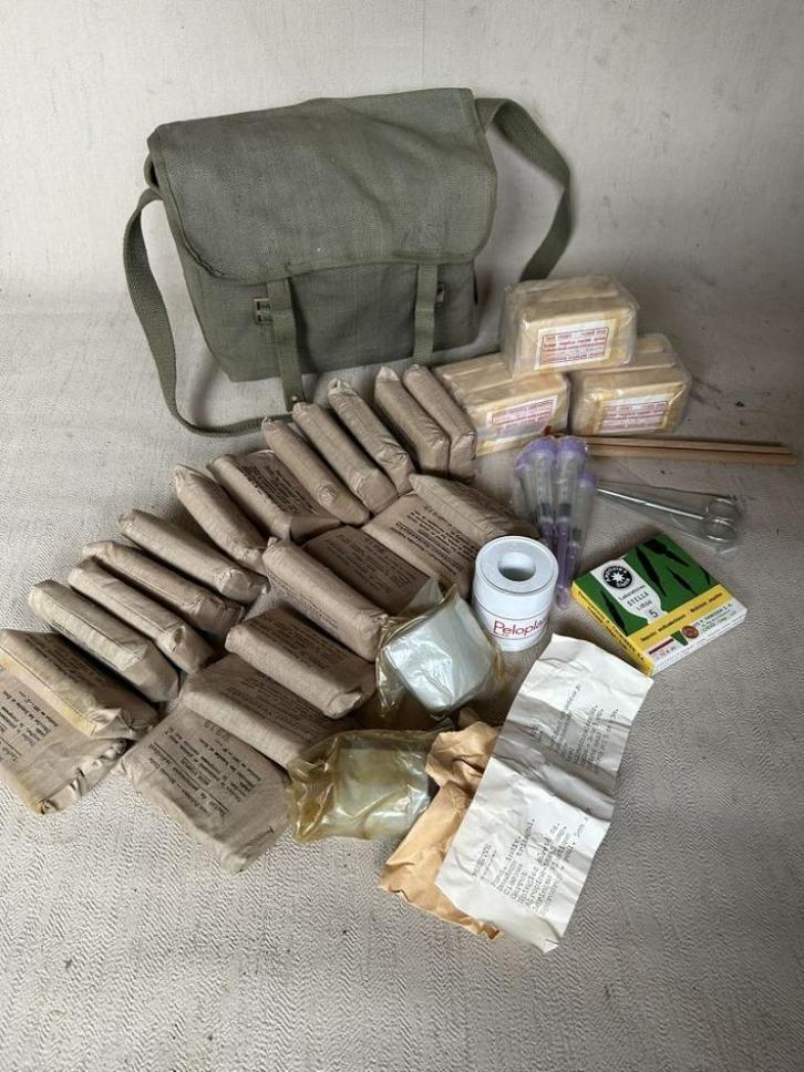 Belgische webbing draagtas, muset - vol - medisch materiaal, Verzamelen, Militaria | Algemeen, Landmacht, Kist of Geocache, Overige gebieden