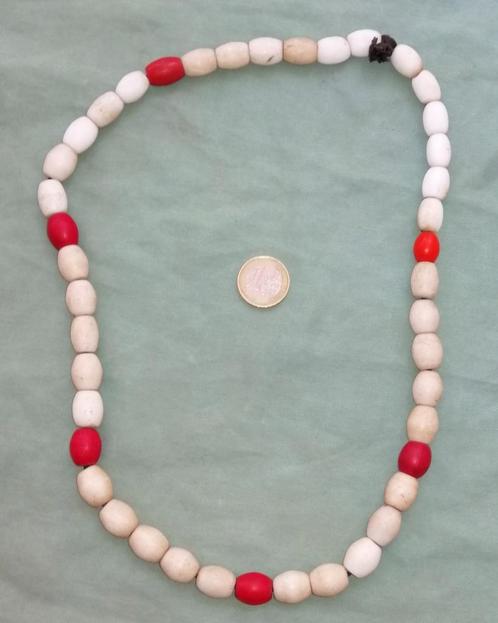 Afrikaanse ketting met oude witte en rode trade beads, Sieraden, Tassen en Uiterlijk, Antieke sieraden, Ketting, Overige materialen